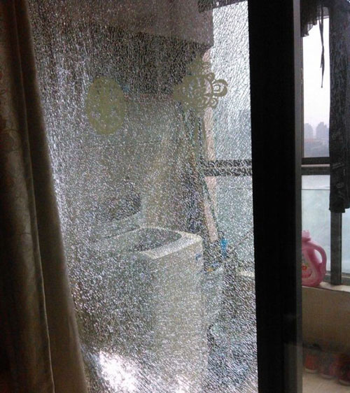 家里鋼化玻璃自爆了，應(yīng)該怎么處理