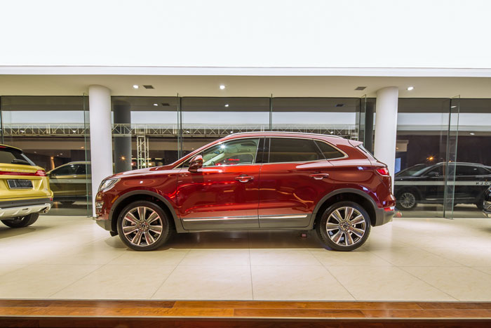 汽車(chē)貿(mào)易公司辦公室展示區(qū)裝修設(shè)計(jì)效果圖