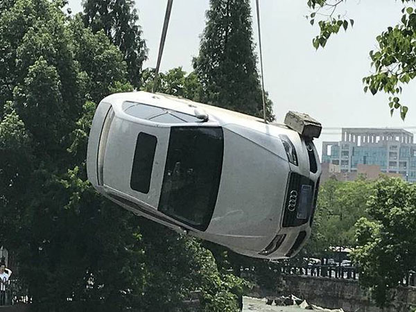 起吊陷入汽車現(xiàn)場(chǎng)示意圖